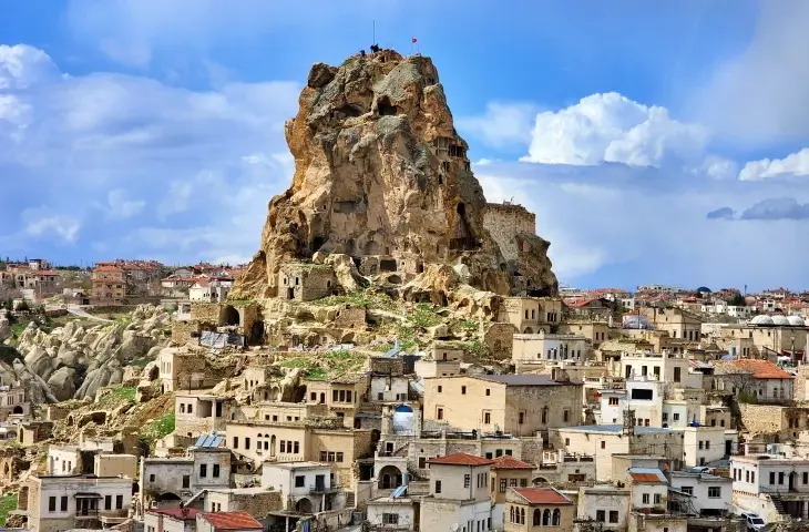 Ortahisar Kalesi ve çevresindeki kaya oyma evler Kapadokya